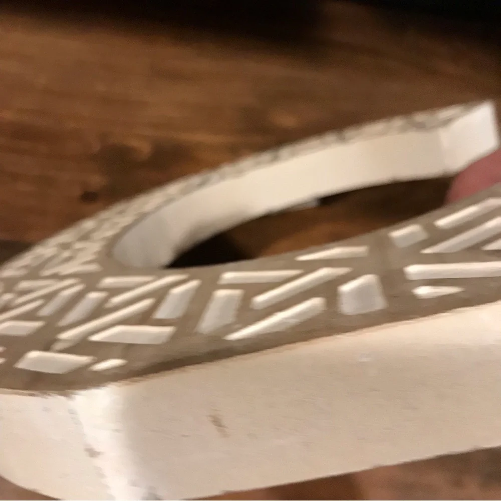 ▪️Whitewashed Letter “C” Decor - Picture 3 of 6